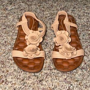 NWOT Women's Patrizia by spring step size 50  Tan Floral Sandals, US size 9